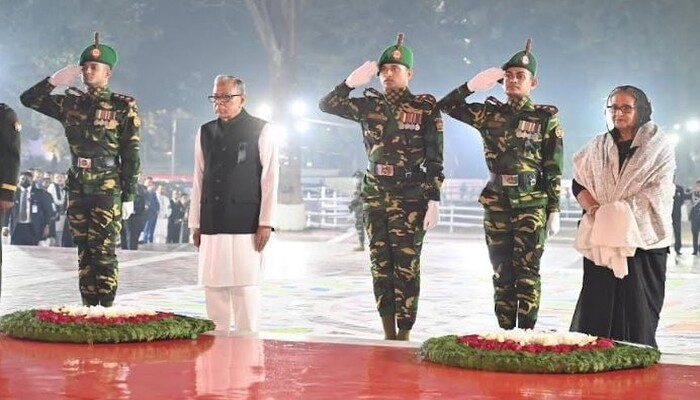 ভাষা শহীদদের প্রতি রাষ্ট্রপতি ও প্রধানমন্ত্রীর শ্রদ্ধা নিবেদন