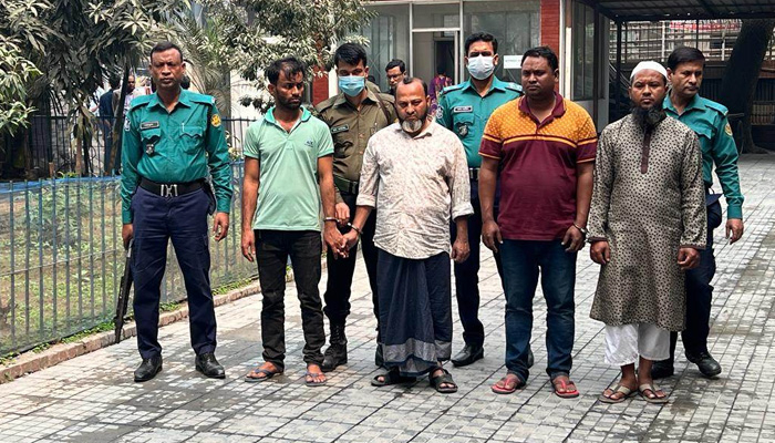 ভুয়া পরিচয়ে, ভুয়া চেকে প্রতারণা করেন তারা