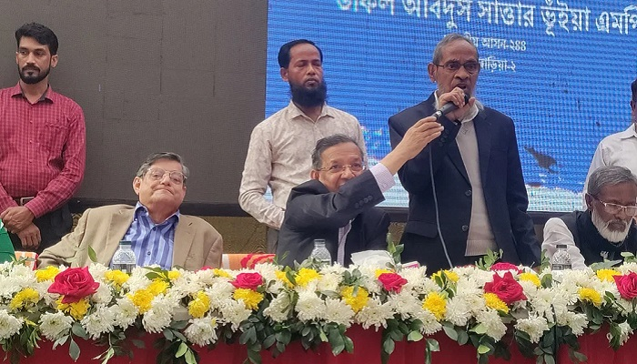 আইনমন্ত্রী ধরলেন মাইক্রোফোন, সাত্তার বললেন ‘বাংলাদেশ জিন্দাবাদ’