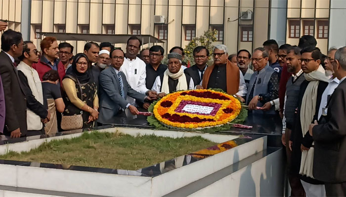শহীদ জোহার সমাধিতে ডেপুটি স্পিকার ও রাবি উপাচার্যের শ্রদ্ধা