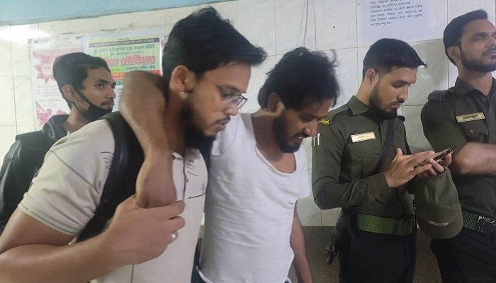 টিএসসিতে সিলসিলা’র লুৎফরের ওপর ছাত্রলীগের হামলার অভিযোগ