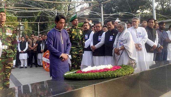 বঙ্গবন্ধুর প্রতিকৃতিতে প্রধানমন্ত্রীর পক্ষে রাদওয়ান মুজিবের শ্রদ্ধা বঙ্গবন্ধুর প্রতিকৃতিতে প্রধানমন্ত্রীর পক্ষে রাদওয়ান মুজিবের শ্রদ্ধা