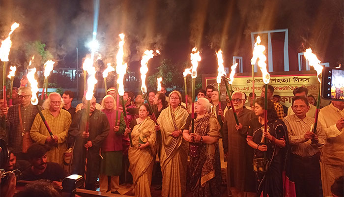 আলোর মিছিলে গণহত্যার স্বীকৃতি দাবি আলোর মিছিলে গণহত্যার স্বীকৃতি দাবি