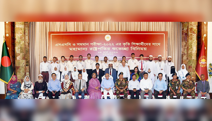 নীতি-আদর্শ থেকে বিচ্যুত হওয়া যাবে না: শিক্ষার্থীদের রাষ্ট্রপতি নীতি-আদর্শ থেকে বিচ্যুত হওয়া যাবে না: শিক্ষার্থীদের রাষ্ট্রপতি