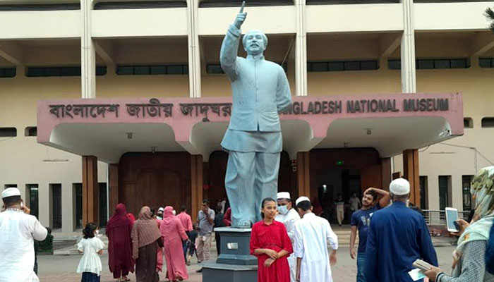জাতীয় জাদুঘরের বঙ্গবন্ধুর ভাস্কর্য সরানো নিয়ে বিতর্ক জাতীয় জাদুঘরের বঙ্গবন্ধুর ভাস্কর্য সরানো নিয়ে বিতর্ক