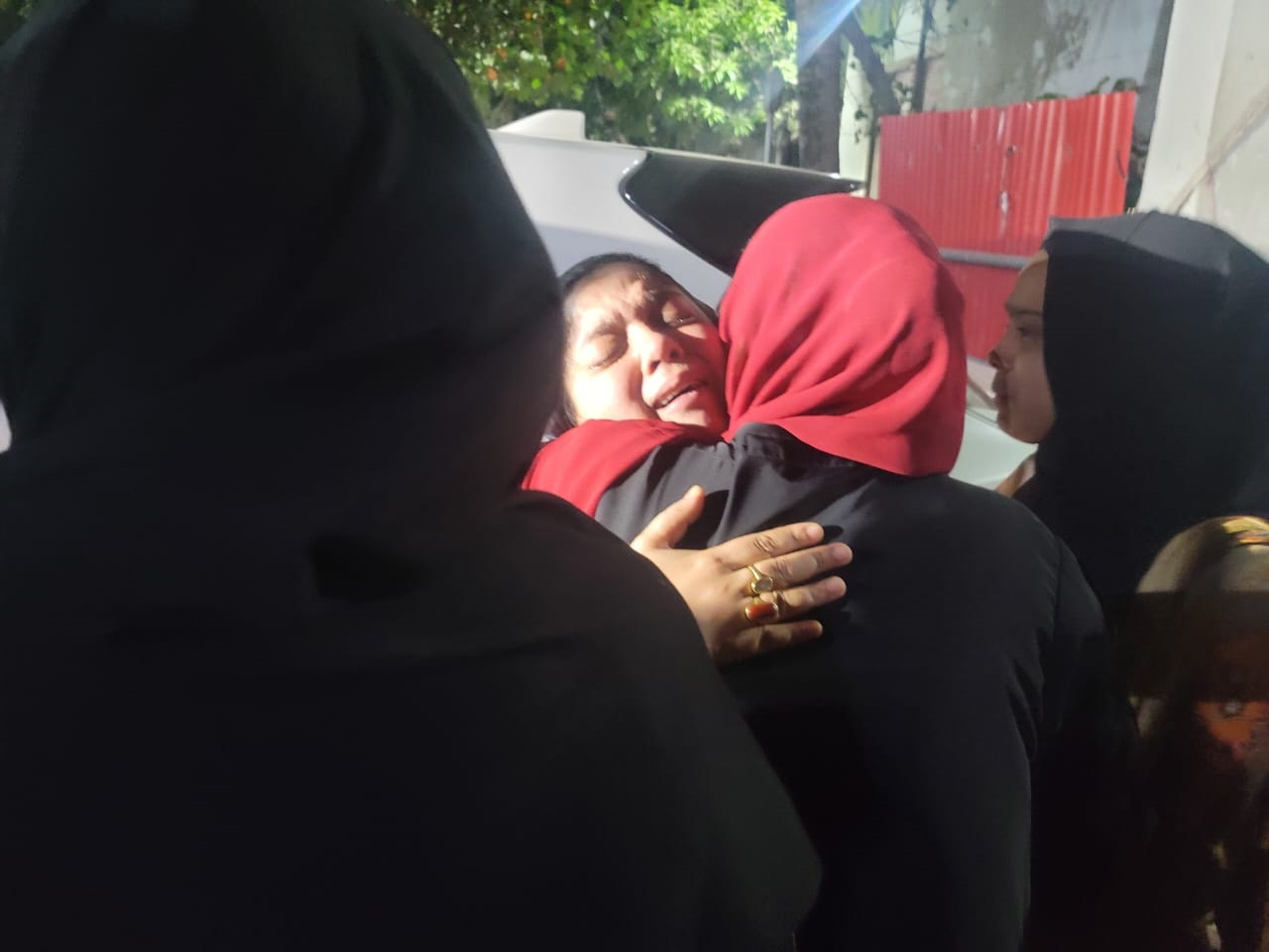 ২৪ ঘণ্টা পর বাবাকে খুঁজে পেলেন এশা-তানিশা, তবে মৃত ২৪ ঘণ্টা পর বাবাকে খুঁজে পেলেন এশা-তানিশা, তবে মৃত