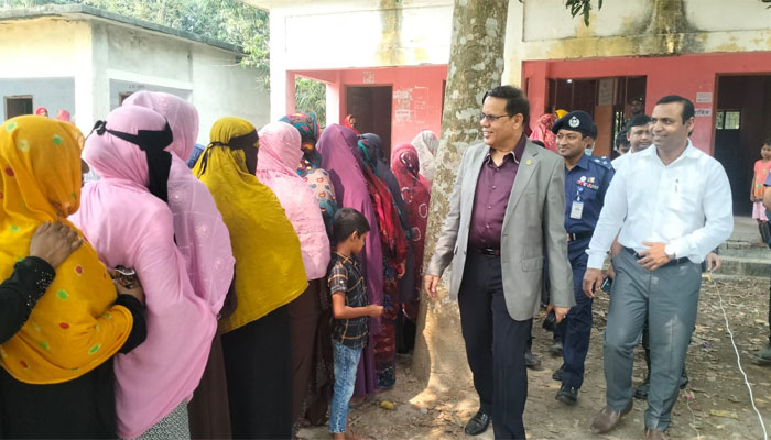 ইভিএম স্বচ্ছতার প্রতীক: ইসি হাবিব ইভিএম স্বচ্ছতার প্রতীক: ইসি হাবিব