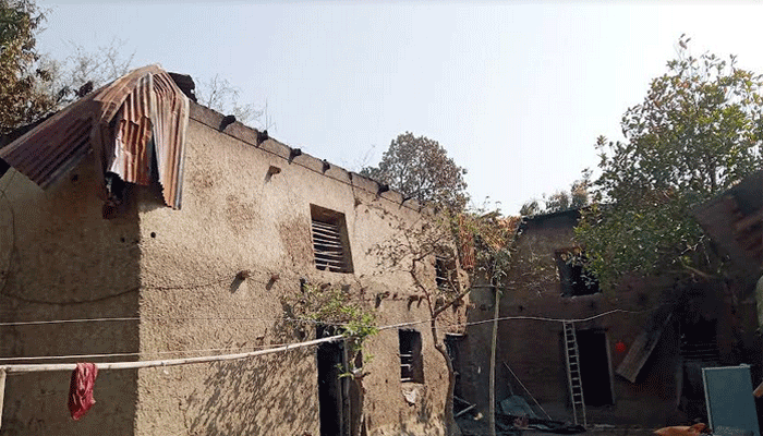 রাণীনগরে আগুনে পুড়ল ৭ ভাইয়ের ঘর,অতিরিক্ত ধোঁয়ায় একজনের মৃত্যু রাণীনগরে আগুনে পুড়ল ৭ ভাইয়ের ঘর,অতিরিক্ত ধোঁয়ায় একজনের মৃত্যু