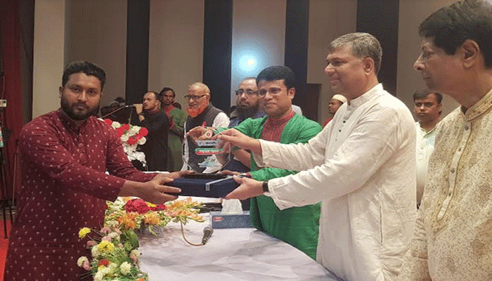 ১৪ বছরে ৪২ বার স্বেচ্ছায় রক্তদান, বিশেষ সম্মাননা পেলেন সাদ্দাম