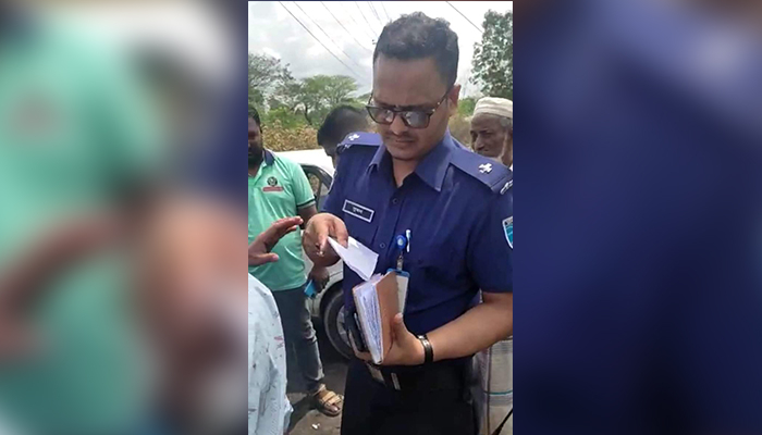 ক্রসফায়ারের ভয় দেখিয়ে চাঁদা দাবির অভিযোগ, এএসআই প্রত্যাহার