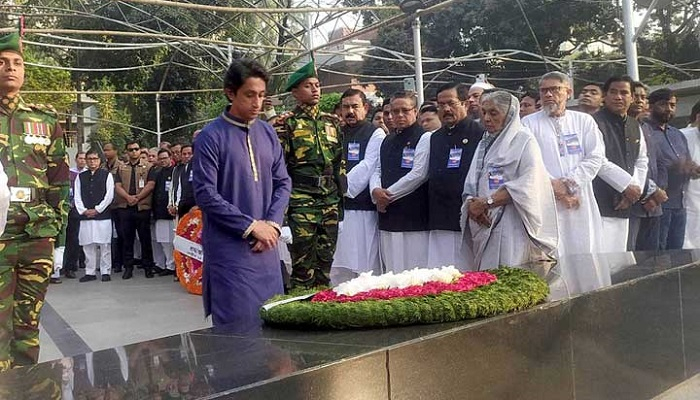 বঙ্গবন্ধুর প্রতিকৃতিতে প্রধানমন্ত্রীর পক্ষে রাদওয়ান মুজিবের শ্রদ্ধা