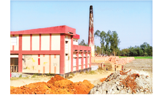 দেড় শতাধিক শিক্ষাপ্রতিষ্ঠান ঘেঁষে ইটভাটা