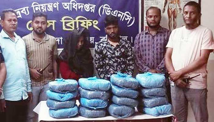 বরিশালগামী লঞ্চ থেকে ২০ কেজি গাঁজাসহ গ্রেপ্তার ৪