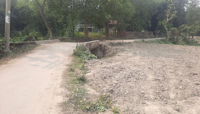 কালভার্ট বন্ধ করে মাটি ভরাট