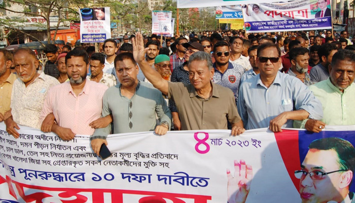 মুরগি বিক্রি হচ্ছে চারভাগ করে : আমির খসরু