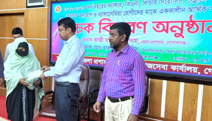 গোপালগঞ্জে চিকিৎসা সহায়তার ৮২ লাখ টাকার চেক বিতরণ