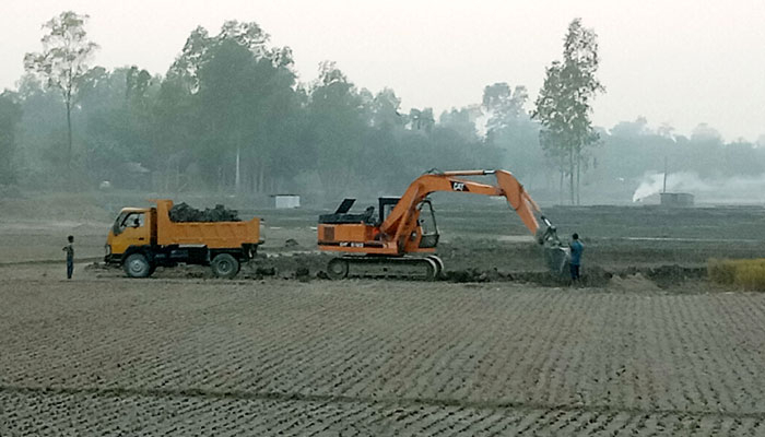 ফসলি জমিতে মাটি কাটায় ৩ জনকে কারাদণ্ড