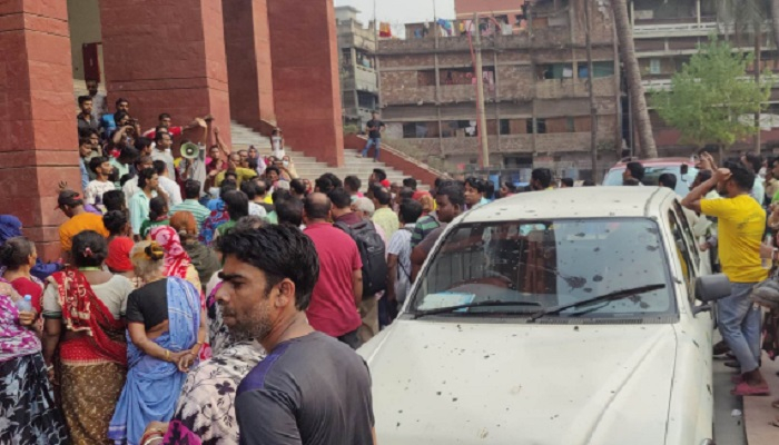 নাসিকের ফটকে ময়লা ছুড়ে প্রতিবাদ পরিচ্ছন্নতাকর্মীদের