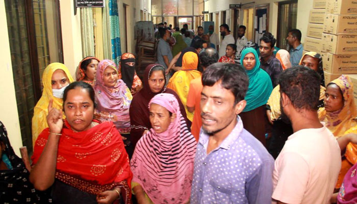 বেতন-ভাতার দাবিতে পাবনা জেনারেল হাসপাতালের কর্মচারীদের কর্মবিরতি