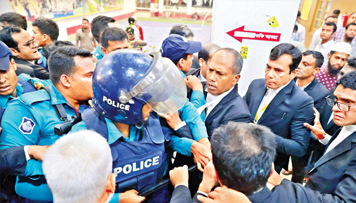 ভোট শুরুর আগে মারামারি পুলিশের লাঠিপেটা
