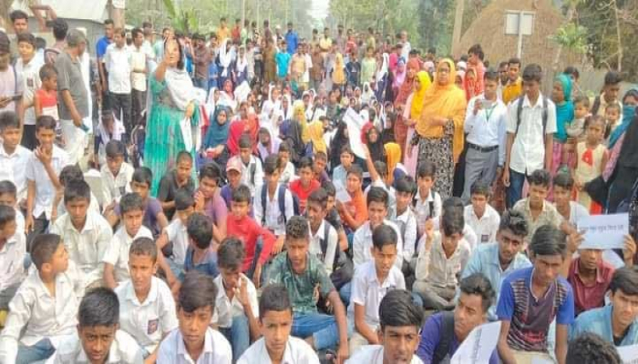 বাসের ধাক্কায় এসএসসি পরীক্ষার্থীসহ নিহত ২, সড়ক অবরোধ
