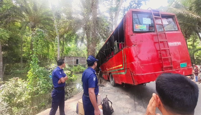 গাছের সঙ্গে ধাক্কা লেগে বেপরোয়া বিআরটিসি বাস খাদে, নিহত ২ আহত ১৫