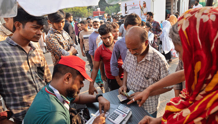 পুলিশি বাধায় ব্যাহত সুলভ মূল্যে বিক্রি কার্যক্রম