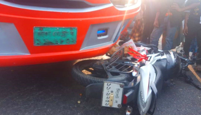 বাসের সঙ্গে মোটরসাইকেলের মুখোমুখি সংঘর্ষ, প্রাণ গেল যুবকের