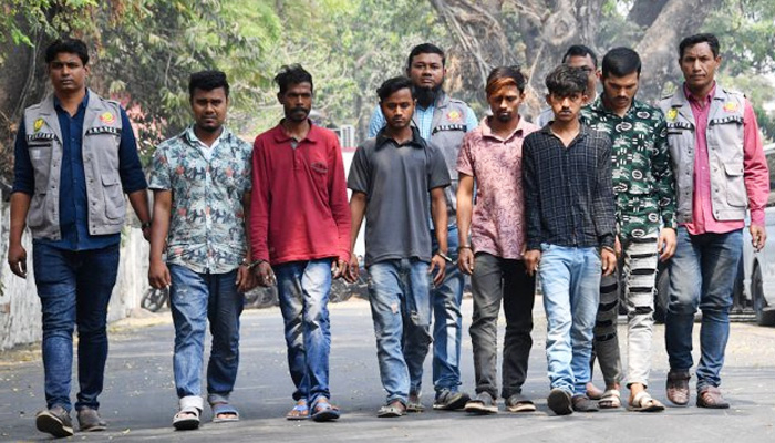 চালক-হেলপারকে জিম্মি করে বাসে ডাকাতি করত তারা