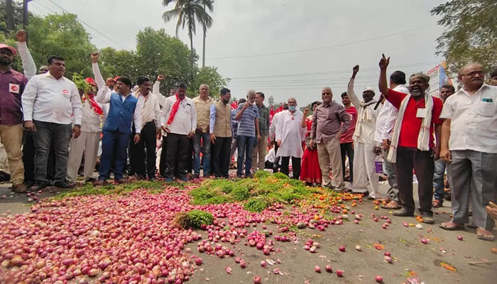 ভারতে পেঁয়াজ নিয়ে বিপাকে চাষীরা, দাম নেই