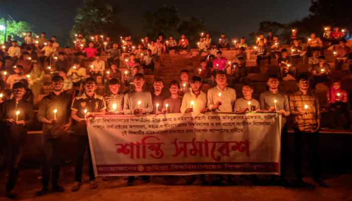 কুবিতে আন্দোলনের ৮ম দিনে মোমবাতি প্রজ্বালনের মাধ্যমে প্রতিবাদ