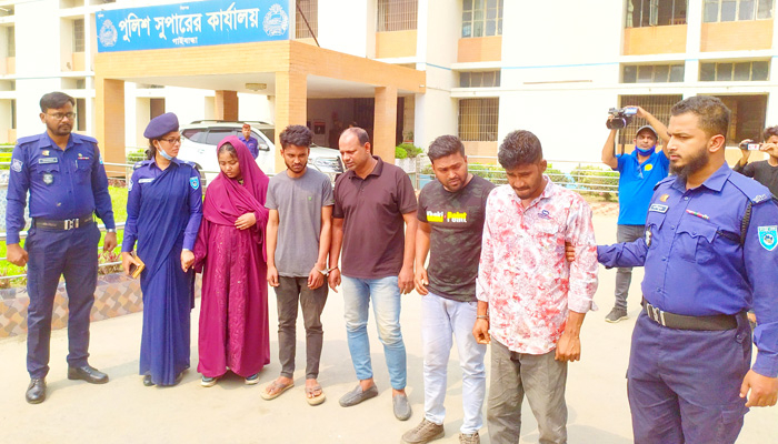 ফাঁদে ফেলে অশ্লীল ভিডিও, পরে টাকা আদায় করেন তারা