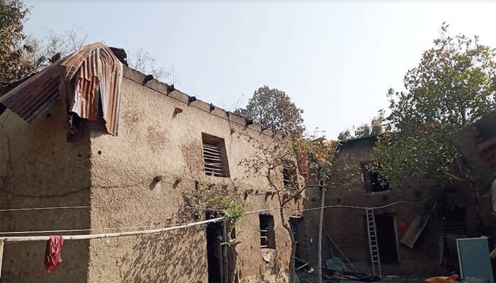 রাণীনগরে আগুনে পুড়ল ৭ ভাইয়ের ঘর,অতিরিক্ত ধোঁয়ায় একজনের মৃত্যু