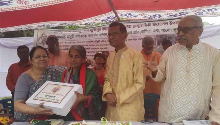 গাছতলার পাঠশালায়  মাধুরী বণিককে সংবর্ধনা