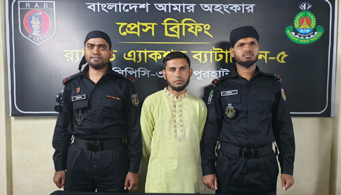 র‌্যাবের হাতে ধরা কথিত জিনের বাদশা