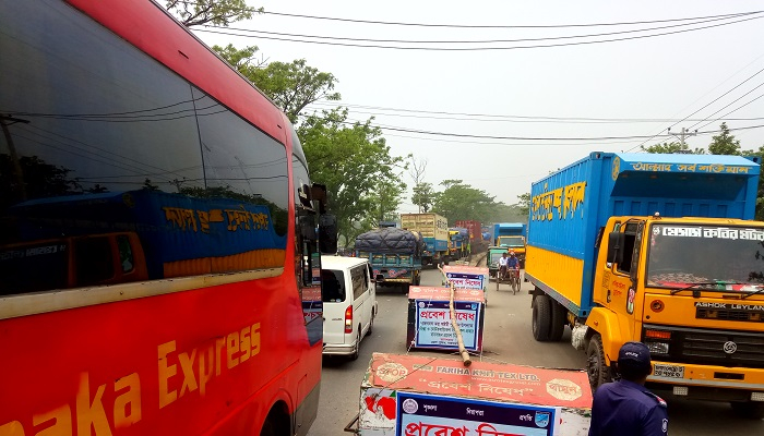 ঢাকা-চট্টগ্রাম মহাসড়কে ৮ কিলোমিটার এলাকাজুড়ে যানজট