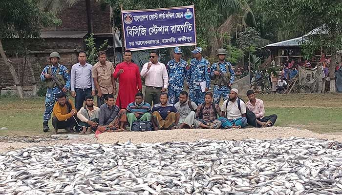 ১০০ মণ জাটকা জব্দ, ৯ জেলের জরিমানা