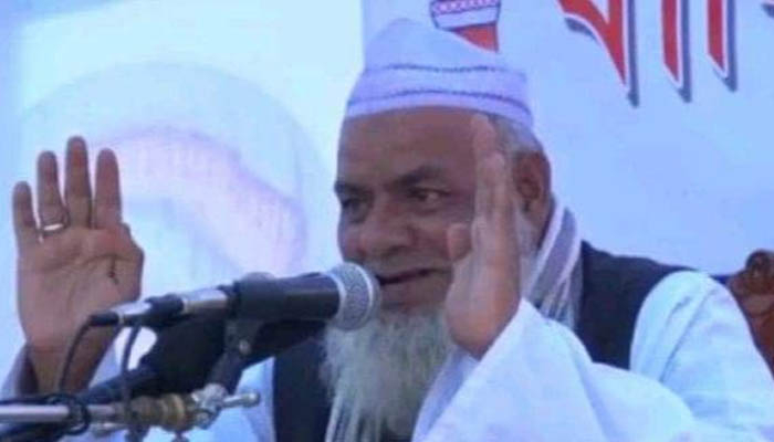 মাহফিলে বয়ানরত অবস্থায় মৃত্যুর কোলে ঢলে পড়লেন ইমাম