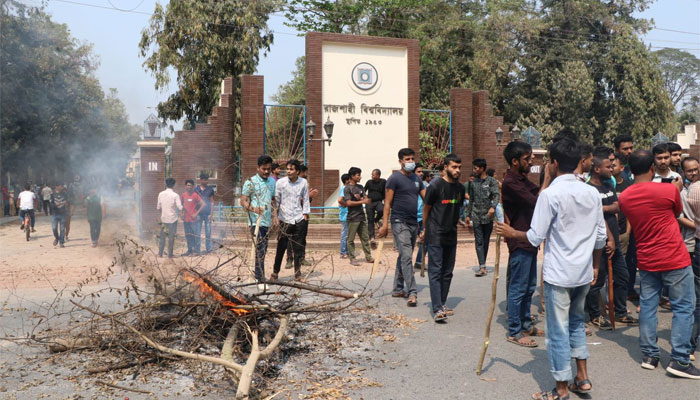 আগুন জ্বালিয়ে সড়ক অবরোধ রাবি শিক্ষার্থীদের