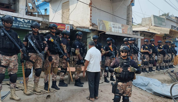 বিনোদপুর বাজার থমথমে, টহল দিচ্ছে আইনশৃঙ্খলা বাহিনী