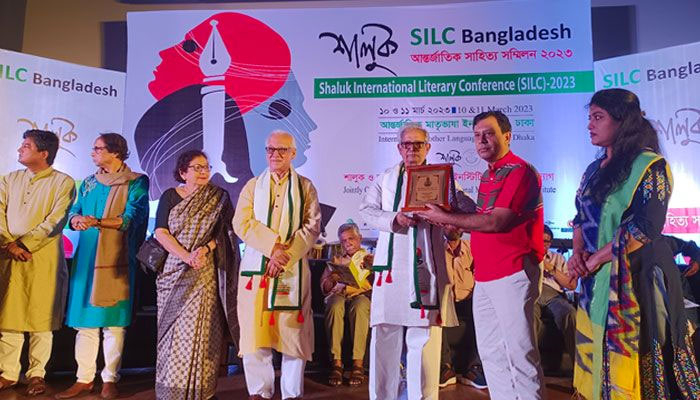 শালুক সাহিত্য পুরস্কার পেলেন চার কথাসাহিত্যিক ও কবি