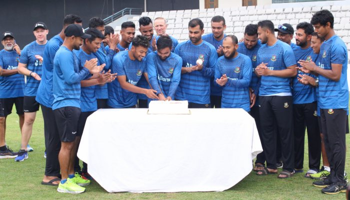 কেক কেটে বঙ্গবন্ধুর জন্মদিন উদযাপন করেন ক্রিকেটাররা