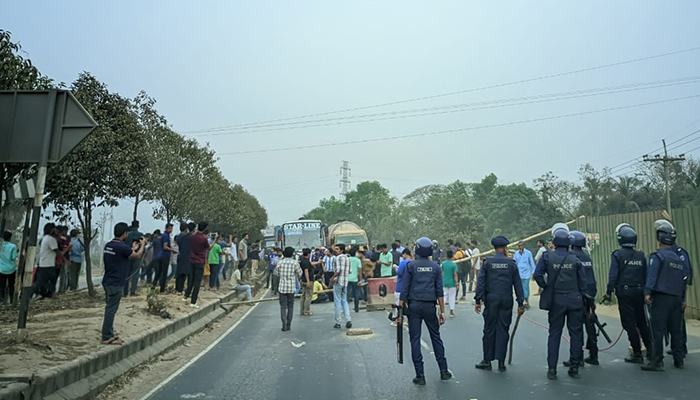বহিষ্কারের পরদিন মারধরের শিকার ছাত্রলীগ নেতারা, প্রতিবাদে ঢাকা-চট্টগ্রাম মহাসড়ক অবরোধ