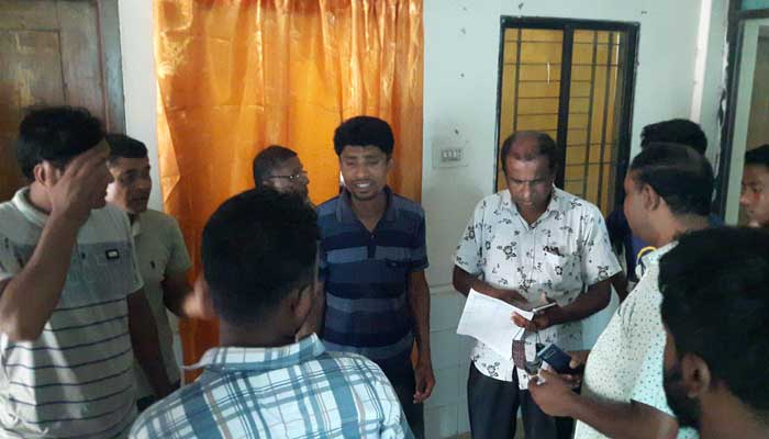 বাসের ধাক্কায় প্রাণ গেল বাবা-মা-সন্তানসহ চারজনের বাসের ধাক্কায় প্রাণ গেল বাবা-মা-সন্তানসহ চারজনের