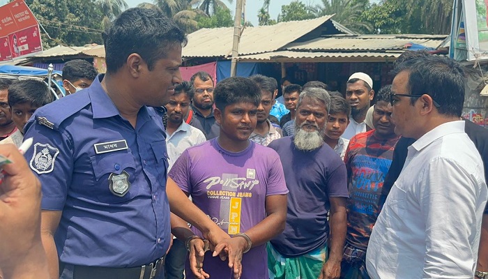 ঈদযাত্রায় ১৫০ টাকা বাড়তি নেওয়ায় ৫ হাজার টাকা জরিমানা ঈদযাত্রায় ১৫০ টাকা বাড়তি নেওয়ায় ৫ হাজার টাকা জরিমানা