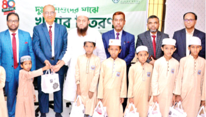 ইসলামী ব্যাংকের উদ্যোগে দুস্থ শিশুদের মাঝে খাবার বিতরণ ইসলামী ব্যাংকের উদ্যোগে দুস্থ শিশুদের মাঝে খাবার বিতরণ