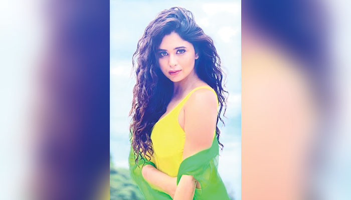 চমকে দিলেন ঋতাভরী চমকে দিলেন ঋতাভরী