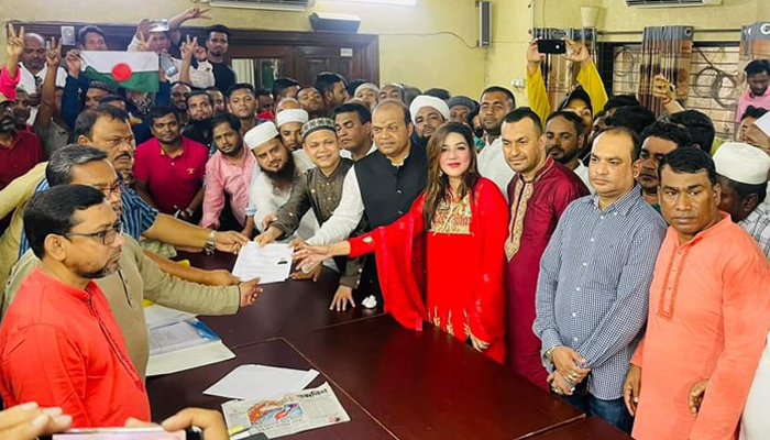 আ. লীগের প্রার্থী হতে মনোনয়নপত্র জমা দিলেন কামরুল আহসান আ. লীগের প্রার্থী হতে মনোনয়নপত্র জমা দিলেন কামরুল আহসান