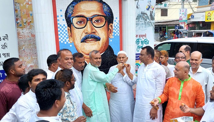 নতুন রাষ্ট্রপতি মো. সাহাবুদ্দিনের শপথে ঈশ্বরদীতে মিষ্টি বিতরণ নতুন রাষ্ট্রপতি মো. সাহাবুদ্দিনের শপথে ঈশ্বরদীতে মিষ্টি বিতরণ