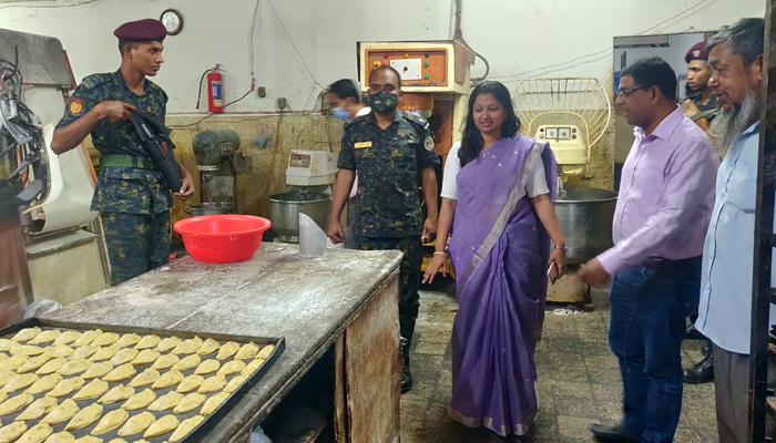 ভেতরে নোংরা পরিবেশ, বেকারিকে ৩ লাখ টাকা জরিমানা ভেতরে নোংরা পরিবেশ, বেকারিকে ৩ লাখ টাকা জরিমানা